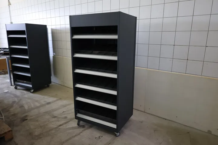 1 x Verkaufswagen Warenpräsenter Maße: 75 x 58 x 164 cm